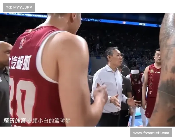 布朗替补席观北京球迷激情表现 许利民被喊下课心态焦虑左顾右盼 布朗替补席观北京球迷激情表现 许利民被喊下课心态焦虑左顾右盼